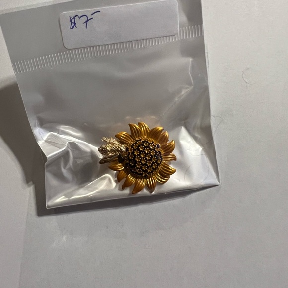 Animal and flower, brooches, and pins with Crystals and enameling - Picture 16 of 16